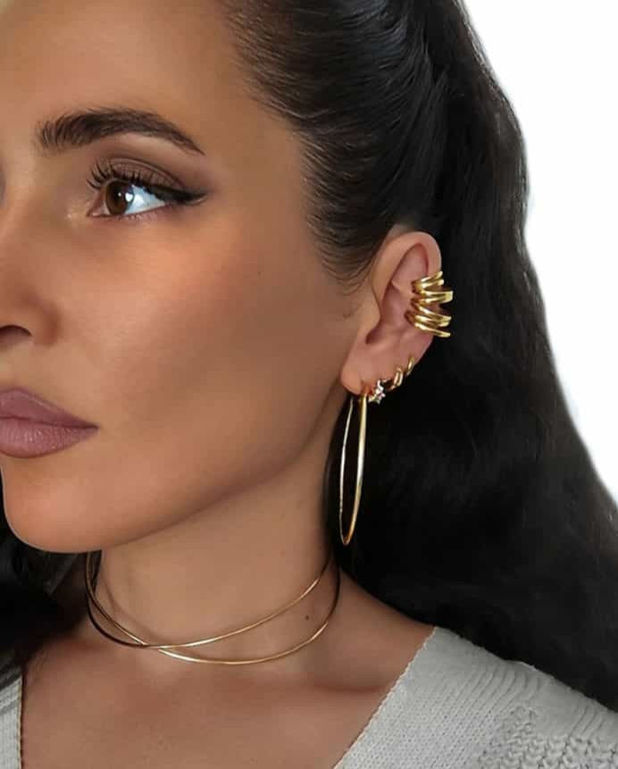 earcuff en acier inoxydab multi-anneaux dorée portée à l'oreille