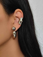 earcuff en acier inoxydable haute en relief argentée portée à l'oreille