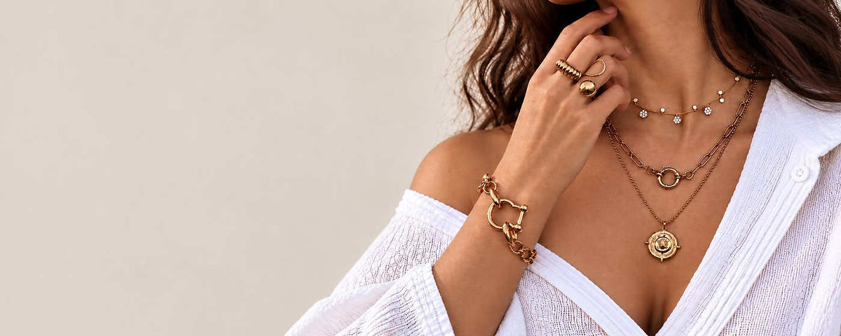 gros plan sur un modele portant des bijoux en acier noxydable