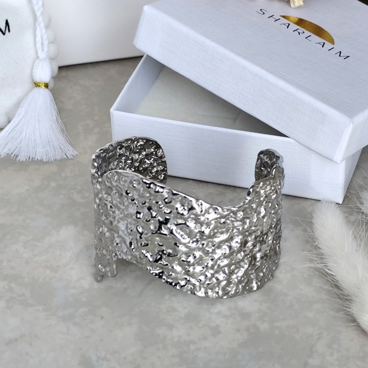 Manchette en acier inoxydable large argenté martelée 