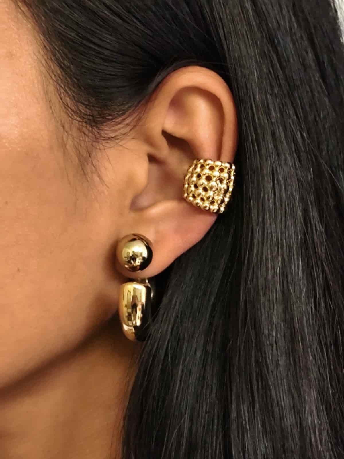 Manchette d’oreille en acier inoxydable  sans piercing  dorée  formée de petites boules assemblées en une manchette haute  en association avec une créole épaisse au lobe