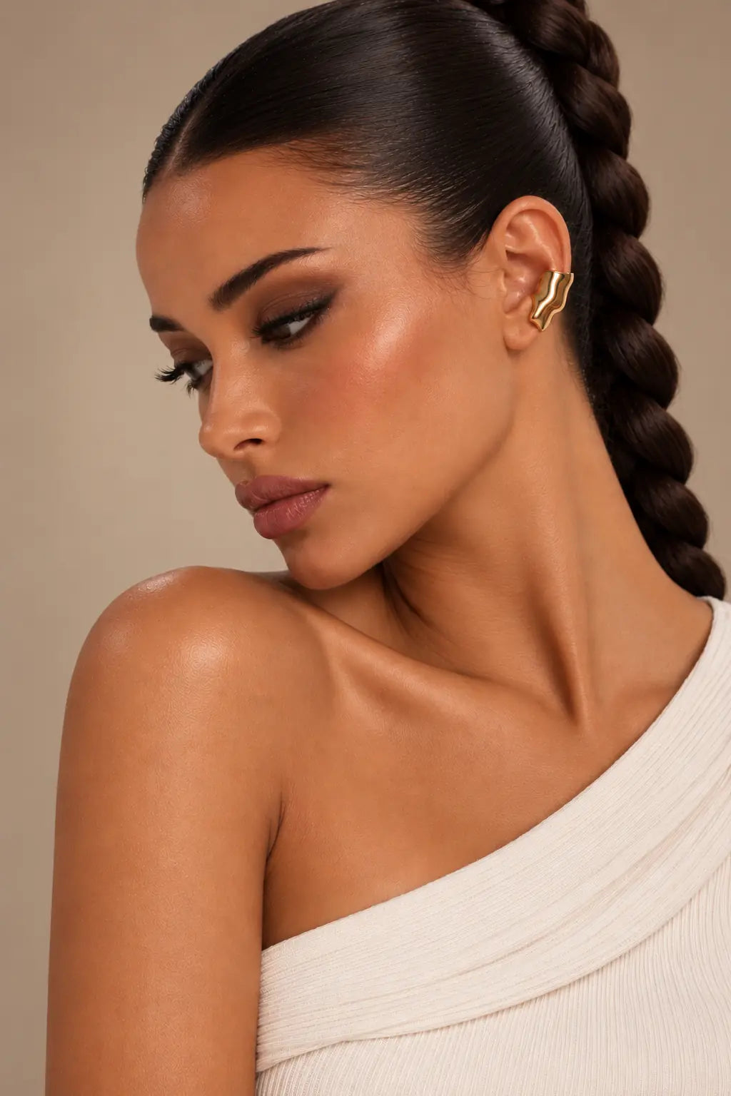 earcuff en acier inoxydable haute en relief dorée porté