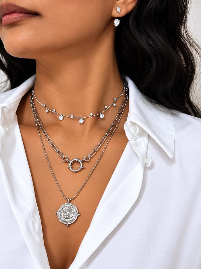 Collier acier inoxydable femme Marina avec maille trombone et fermoir marin porté en accumulation avec d'autres colliers