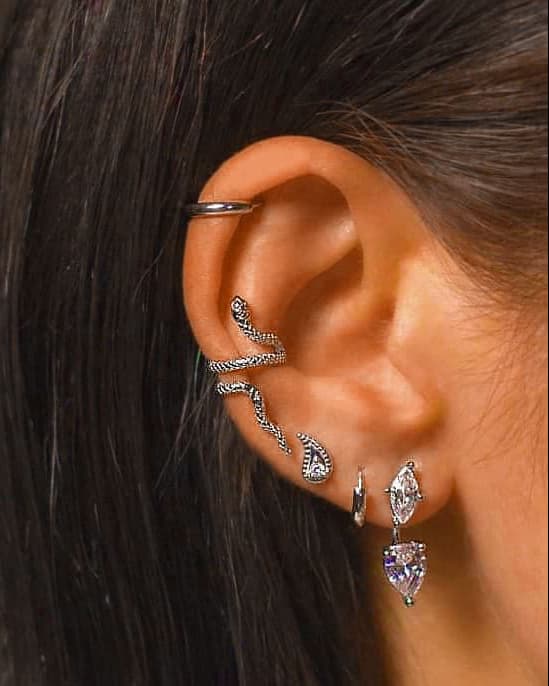 Puces d'oreilles en forme de goutte d'eau serties d'un Zircon en argent ou argent portée en accumulation avec d'autres boucles d'oreilles