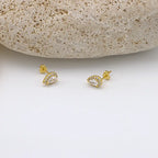 Puces d'oreilles gouttes serties de Zircons en acier inoxydable portées en accumulation sur une oreille en acier inoxydable