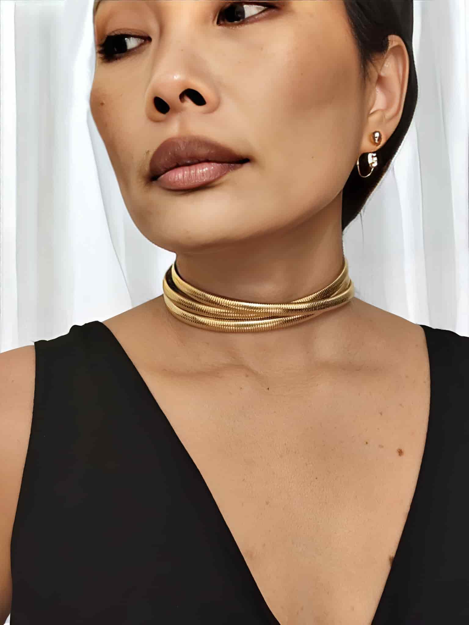  collier multirangs en acier inoxydable  doré porté sur un modèle