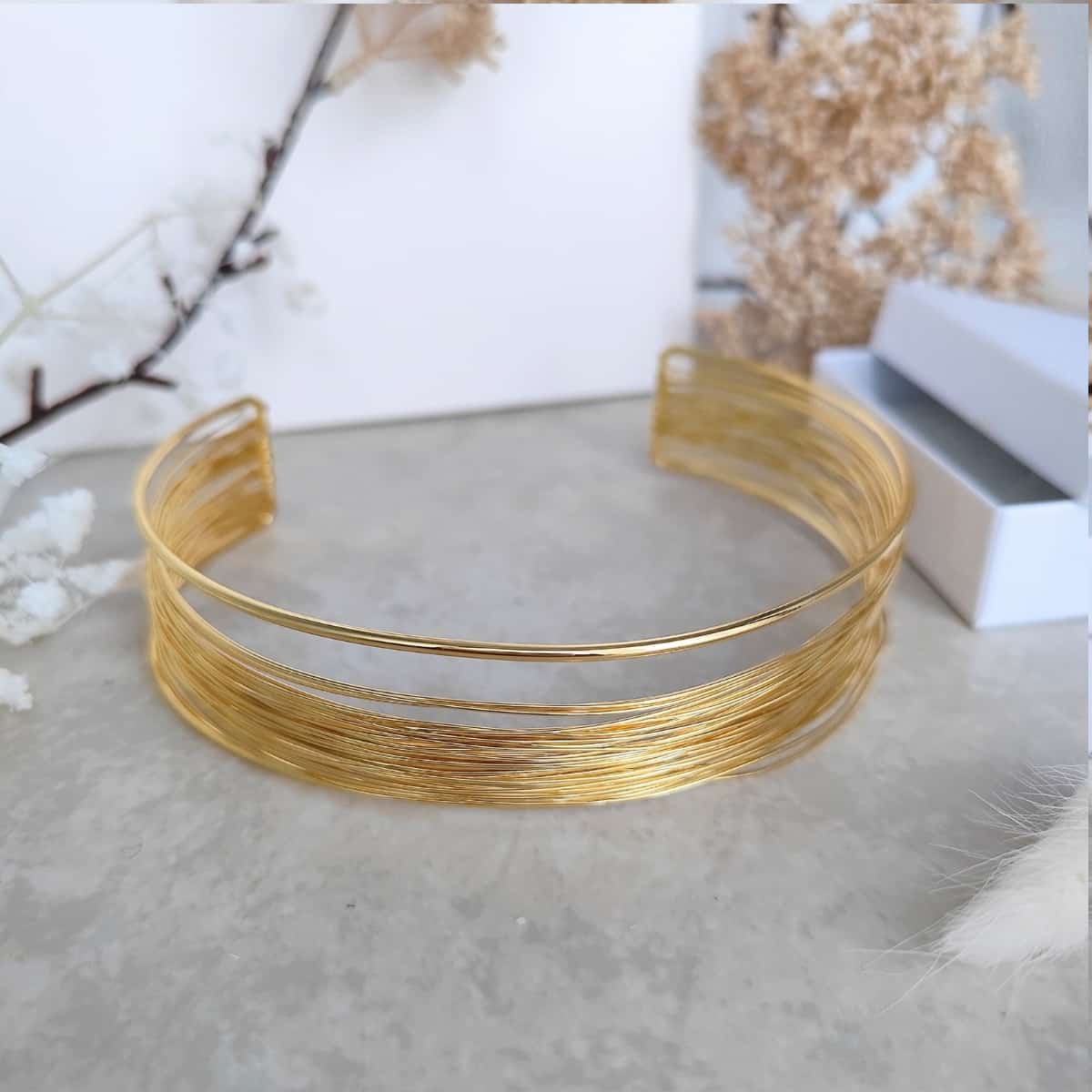 collier ras de cou en acier inoxydable doré fait de spirales  fines superposées